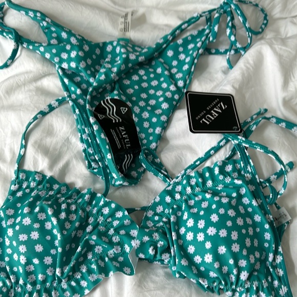 Bikini - Picture 2 of 3